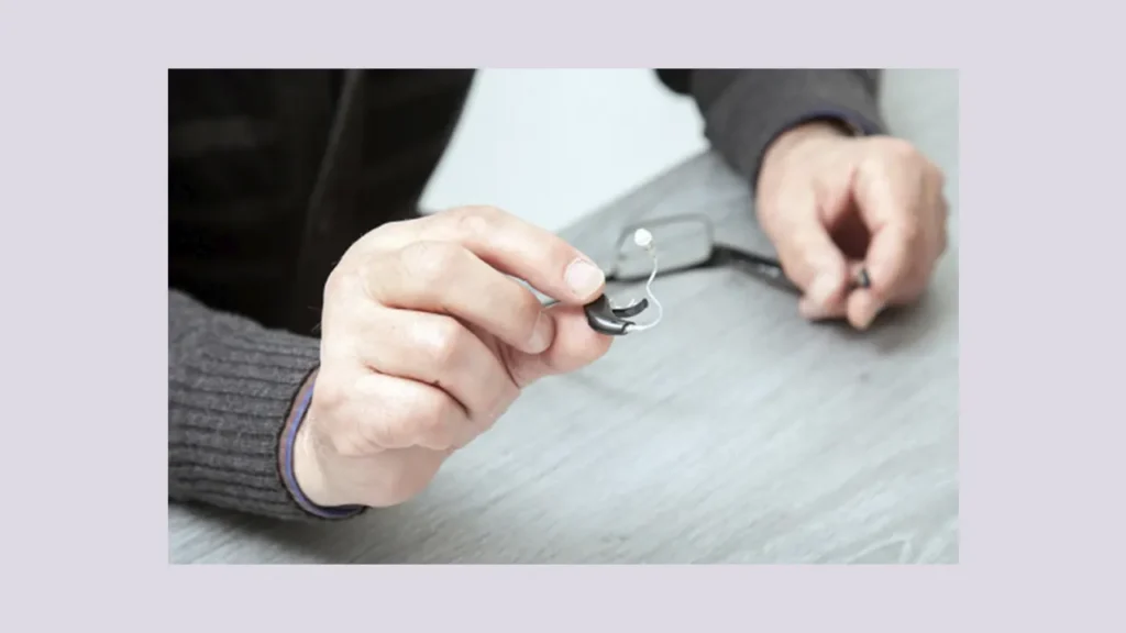 عکس سمعک پشت گوشی نامرئی