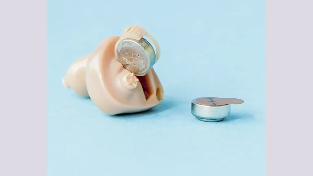 باطری سمعک داخل گوشی