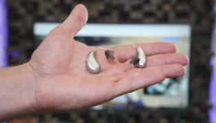 بهترین سمعک برای سالمندان شاخص