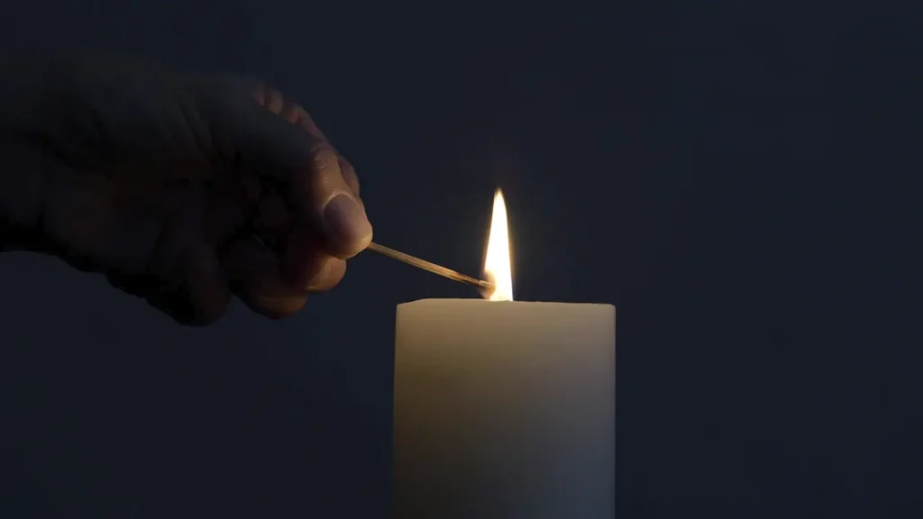 یک شمع روشن در اتاق تاریک