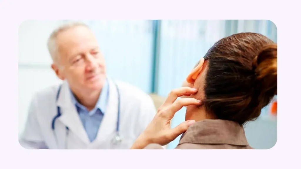 معاینه توسط پزشک برای تشخیص درد پشت گوش