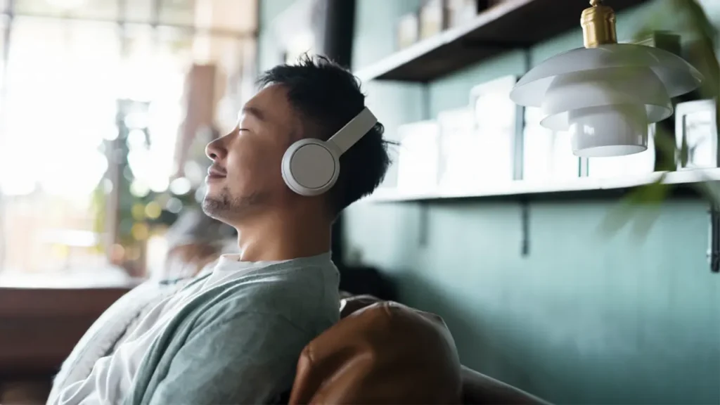 گوش دادن به آهنگ