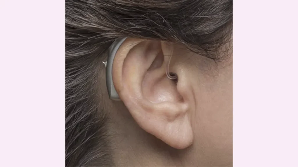 عکس سمعک پشت گوش