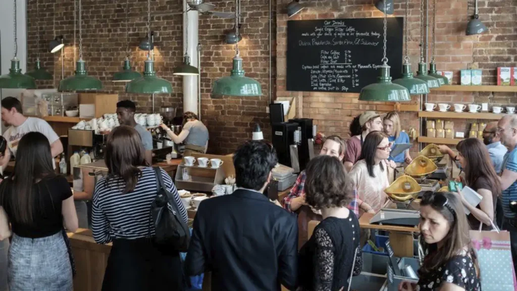 نشستن در کافه شلوغ