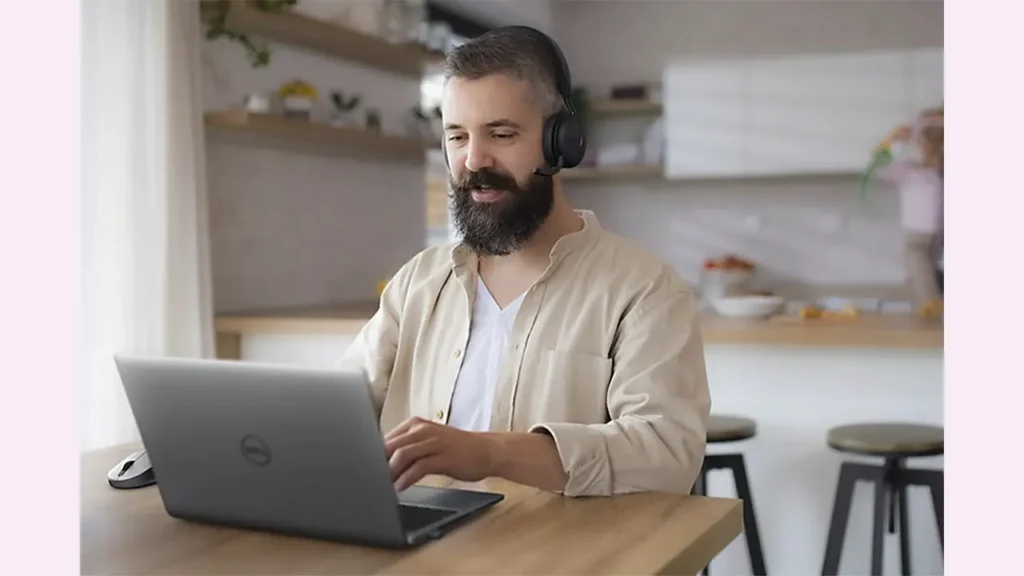 انجام تست شنوایی پشت کامپوتر