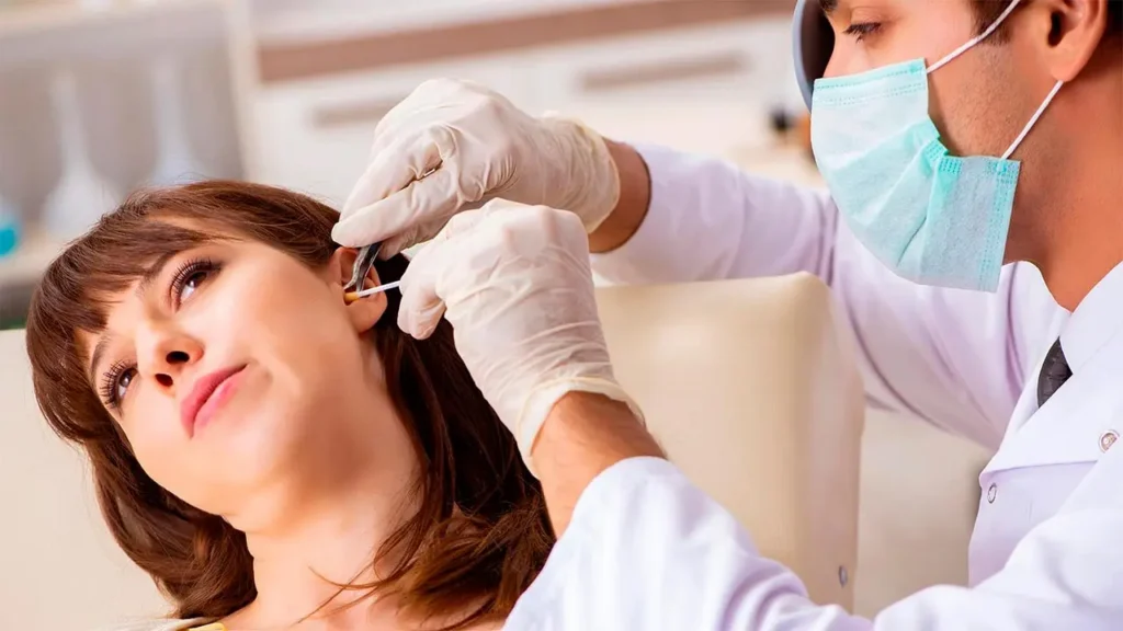 معاینه گوش توسط پزشک برای بررسی عفونت